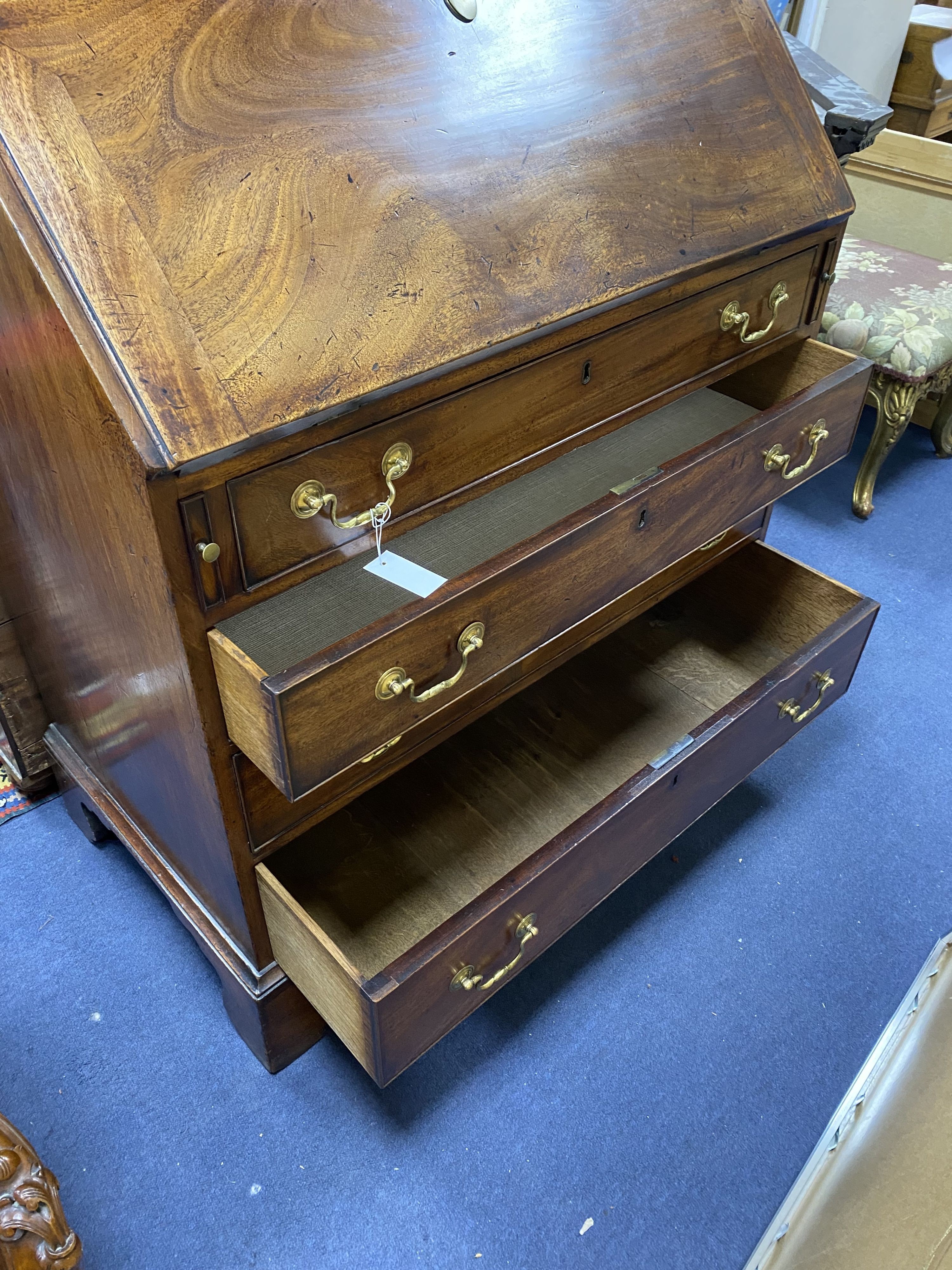 A George III mahogany bureau, width 92cm, depth 52cm, height 106cm